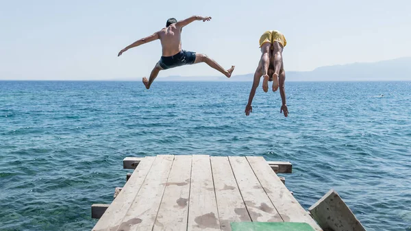 Istanbul Turkije Augustus 2015 Jonge Mannen Springen Blauwe Zee Van — Stockfoto