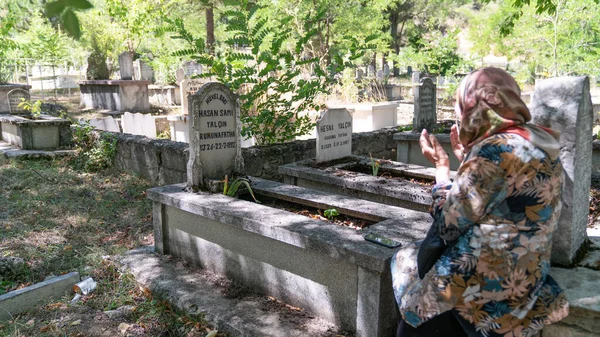 İstanbul, Türkiye - Ekim 2012: Mezarlıkta dua eden Müslüman kadın