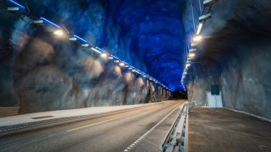 Norveç 'in Hordaland ilçesindeki Vallavik Tüneli Vallaviktunnelen karayolu tüneli.