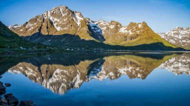 Güzel Doğa Norveç doğal manzarası Bir göl üzerinde dağ yansıması.