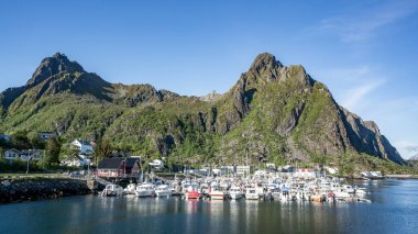 Norveç - Haziran 2016: Norveç 'te küçük bir limanı ve tekneleri olan güzel doğa manzarası