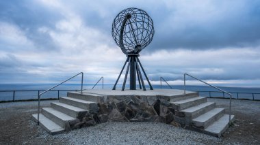 Nordkapp, Norveç - Haziran 2016: Avrupa 'nın en kuzey noktası olan Nordkapp' taki Globe anıtı