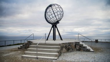 Nordkapp, Norveç - Haziran 2016: Avrupa 'nın en kuzey noktası olan Nordkapp' taki Globe anıtı