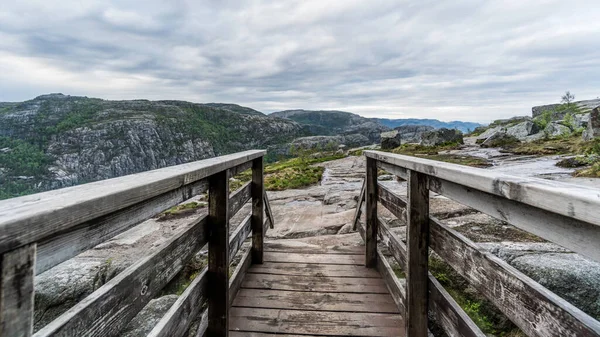 挪威美丽的风景 有一座木制桥梁 位于挪威普劳德岩石的Preikestolen — 图库照片