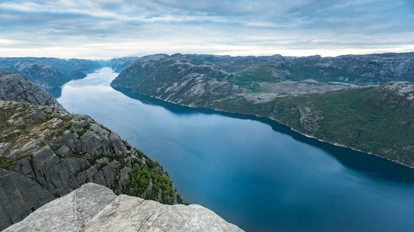 挪威美丽的风景与峡湾在挪威普拉特罗克郡的Preikestolen — 图库照片