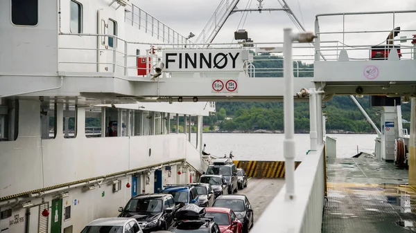 Noruega Mayo 2016 Barco Ferries Que Transporta Automóviles Navega Fiordo — Foto de Stock