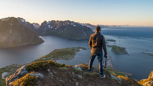 Reine Norway June 2016 Tourist Top Reinebringen View Stunning Mountains — Stock Photo, Image