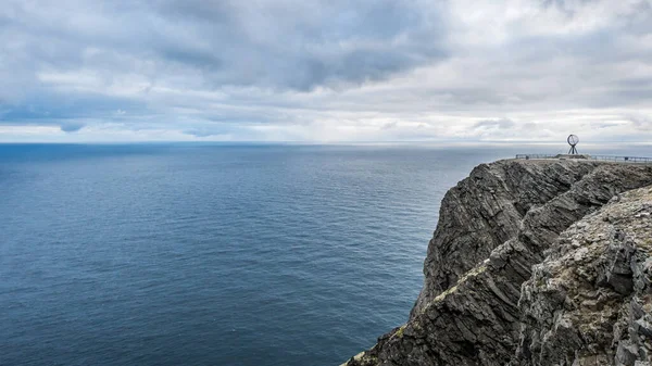 挪威诺德卡普 2016年6月 位于北欧卡普 Nordkapp 的环球纪念碑 位于欧洲最北端的巴伦支海 是大西洋的一部分 — 图库照片