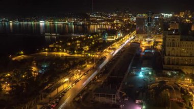 Azerbaycan, Bakü - Mayıs 2018: Bakü kentsel manzarası Hazar Denizi ve Alev Kuleleri ile geceleyin sona erdi