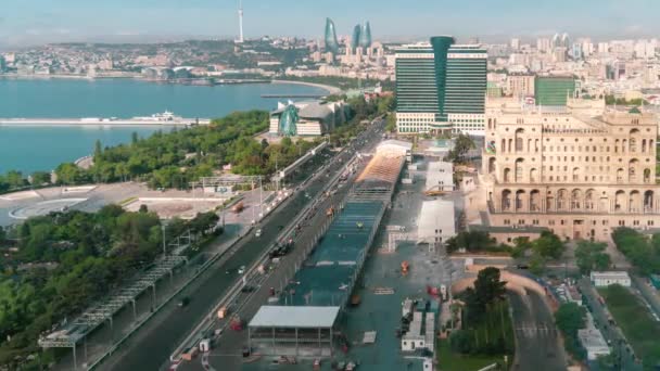 Азербайджан Баку Май 2018 Городской График Баку Огненными Башнями Зданием — стоковое видео