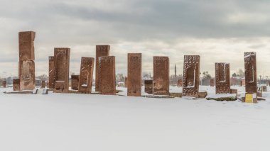 Tarihsel Ahlat Seljuk Meydanı Mezarlığı 'nda kış boyunca kar altında İslami mezar taşları