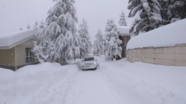 Bolu, Türkiye - Şubat 2020: Kışın yoğun kar altında kalan ve kayan araba