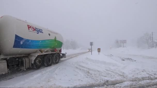 Bolu Turquia Fevereiro 2020 Tráfego Que Atravessa Neve Pesada Inverno — Vídeo de Stock