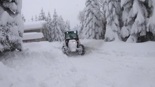トルコのボル 2020年2月 ボル山で冬に大雪の下で立ち往生車を引く救助トラクター — ストック動画