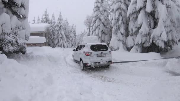 Bolu Turcja Luty 2020 Ciągnik Ratowniczy Ciągnący Zimą Pod Dużym — Wideo stockowe