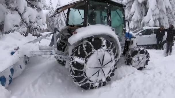 Bolu Turquía Febrero 2020 Tractor Rescate Despejando Camino Para Coche — Vídeos de Stock