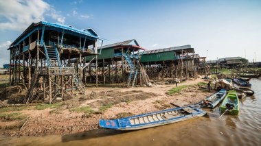 Tonle Sap Gölü, Kamboçya - Aralık 2015: Kamboçya 'daki Tonle Sap gölünde yüzen Komprongpok köyü