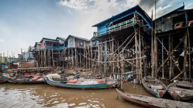 Tonle Sap Gölü, Kamboçya - Aralık 2015: Kamboçya 'daki Tonle Sap gölünde yüzen Komprongpok köyü