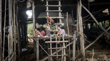 Tonle Sap Gölü, Kamboçya - Aralık 2015: Aile Kamboçya 'daki Tonle Sap Gölü' nde yüzen Komprongpok köyünde dinleniyor