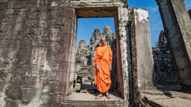 Siem Reap, Kamboçya, Aralık 2015: Monk Kamboçya 'da Angkor Wat sahasında yürüyor
