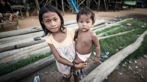 Tonle Sap Lake Kamboja Desember 2015 Gadis Muda Dan Adiknya Stok Foto Bebas Royalti