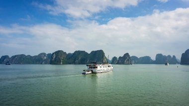 Ha Long Körfezi, Vietnam - Aralık 2015 Güney Çin Denizi 'nin Tonkin Körfezi' nde Ha Long Körfezi 'nde yelken açan turist gemisi. Halong Körfezi Asya 'nın popüler bir turizm merkezidir.