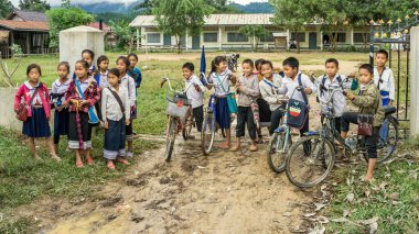Laos - Aralık 2015: İlkokul öğrencileri Laos kırsalının girişinde