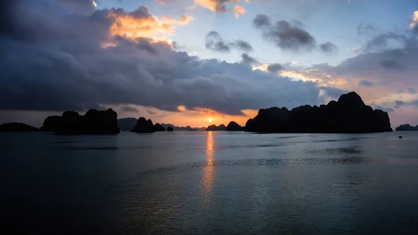 Long Bay Vietnam December 2015 Sunrise Long Bay Gulf Tonkin — Stock Photo, Image