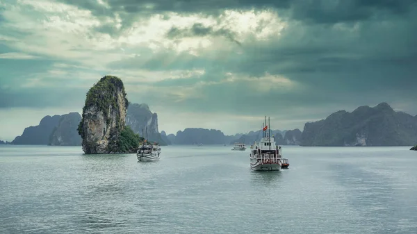 Long Bay Vietnam December 2015 Tourist Boat Sailing Long Bay — Stock Photo, Image