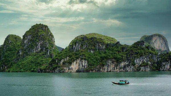 Long Bay Vietnam December 2015 Traditional Boat Sailing Traditional Boat — Stock Photo, Image