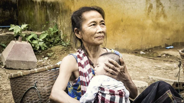 Laos Desember 2015 Perempuan Laos Pasar Lokal Dengan Bayinya Stok Gambar