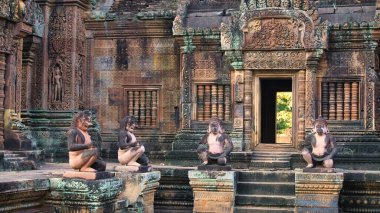 Siem Reap, Kamboçya - Aralık 2015: Banteay Srei Tapınağı maymun heykelleriyle yıkıldı, Angkor