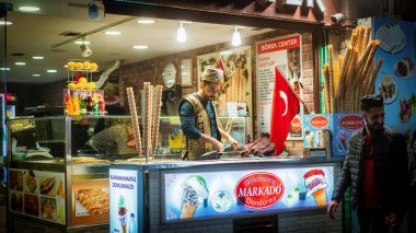 İstanbul, Türkiye - Kasım 2019: Ünlü Türk dondurma satıcısı sokakta satıyor