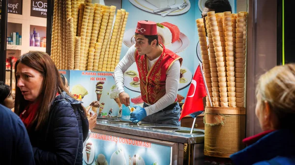 Estambul Turquía Noviembre 2019 Famoso Vendedor Helados Turco Vende Calle — Foto de Stock