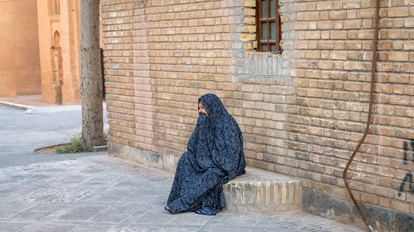 Shiraz Iran Mai 2019 Femme Iranienne Entièrement Couverte Burqa Assise — Photo