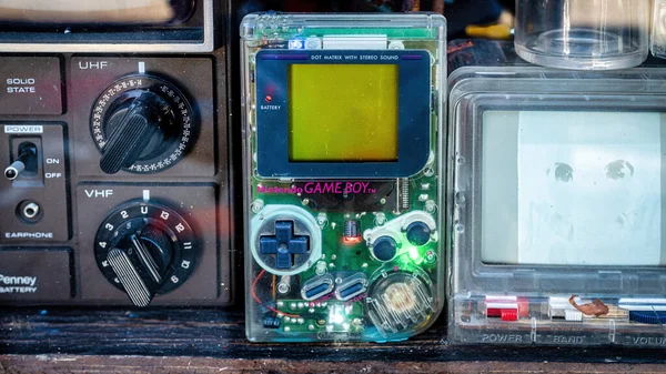 Nintendo el bilgisayarı video oyunu aygıtı Oyun çocuğu şeffaf kapaklı bir vitrin ekranında