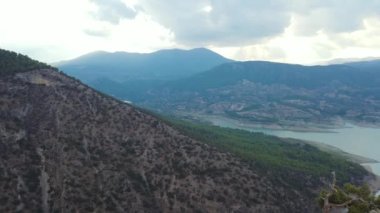 Aydın 'ın Kemer Baraj Gölü, Türkiye. Doğal olarak Arapapisti kanyonu da Kemer Barajı Gölü 'nde bulunur.