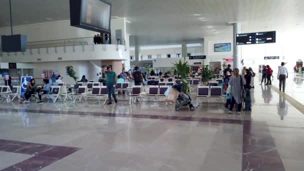 Aeropuerto Cardak Denizli Turquía Octubre 2019 Turistas Esperando Sala Estar — Vídeos de Stock