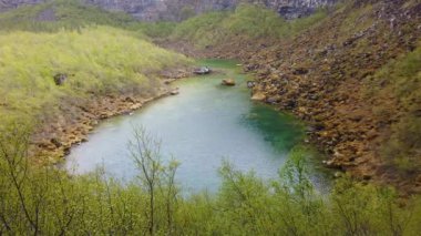 Kuzey İzlanda 'daki Asbyrgi Buzul Kanyonu. Asbyrgiskogur Ormanı ve Botnstjorn Gölü dikey dağ duvarı ile çevrilidir..