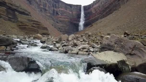 Cascada Hengifoss Arroyo Que Fluye Egilsstadir Islandia — Vídeo de stock