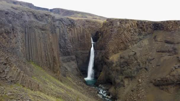 Cascada Hengifoss Con Formaciones Naturales Columna Basalto Egilsstadir Islandia — Vídeos de Stock