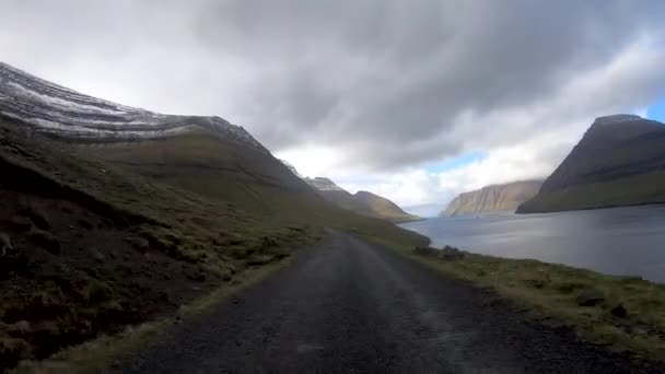 在法罗群岛的乡村道路上开车的观点和引人注目的风景 — 图库视频影像