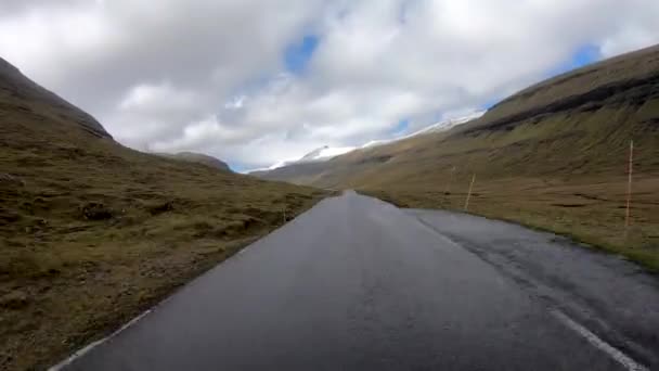 Ponto Vista Condução Estrada Rural Paisagem Dramática Das Ilhas Faroé — Vídeo de Stock