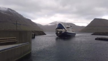 Torsavn, Faroe Adaları - Mayıs 2019: Feribot vagonları boşaltmak için limana yaklaşıyor