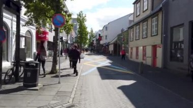 Reykjavik, İzlanda - Mayıs 2019: Reykjavik caddesinde yürüyen insanlar. Reykjavik İzlanda 'nın başkenti ve en büyük şehridir..
