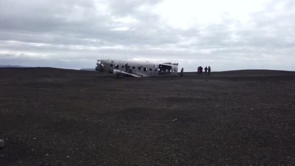 Vik Islandia Mei 2019 Wisatawan Mengunjungi Bangkai Pesawat Militer Amerika — Stok Video