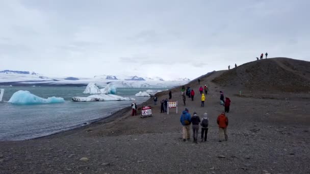 ヨクルサロン アイスランド 5月2019 氷の融解で形成されたヨクルサロン氷河ラグーンを訪れる観光客 地球温暖化の概念 — ストック動画