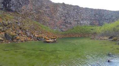 Kuzey İzlanda 'daki Asbyrgi Buzul Kanyonu. Asbyrgiskogur Ormanı ve Botnstjorn Gölü dikey dağ duvarı ile çevrilidir..