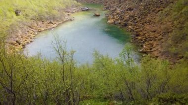 Kuzey İzlanda 'daki Asbyrgi Buzul Kanyonu. Asbyrgiskogur Ormanı ve Botnstjorn Gölü dikey dağ duvarı ile çevrilidir..