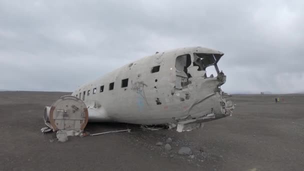 Vik Islândia Maio 2019 Turistas Que Visitam Destroços Abandonados Avião — Vídeo de Stock